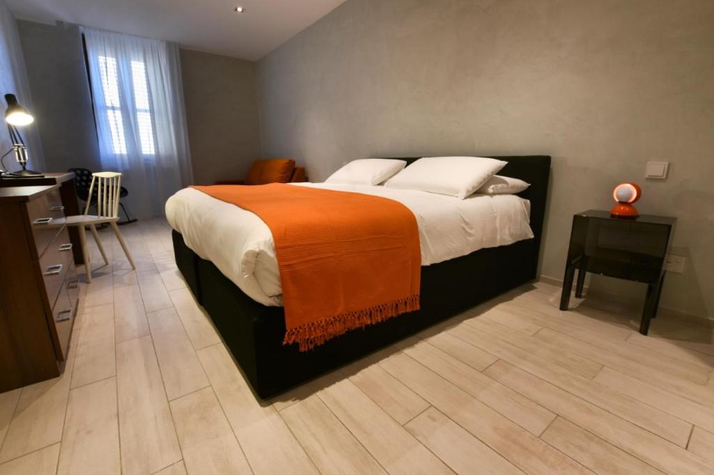 Postel nebo postele na pokoji v ubytování Quaint Boutique Hotel Sannat