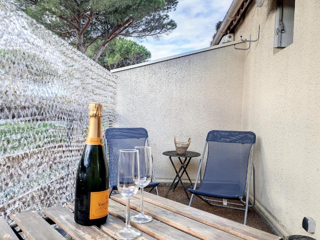 Nápoje v ubytovaní Appartement Style Loft - proche Village Naturiste