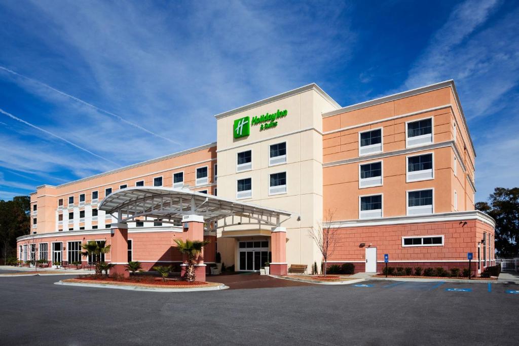 un edificio de hospital con un cartel en la parte delantera en Holiday Inn Hotel & Suites Beaufort at Highway 21, an IHG Hotel en Beaufort