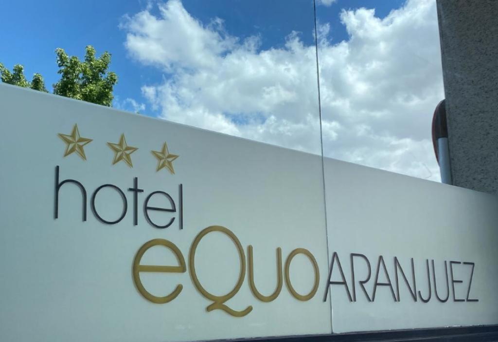 um sinal na lateral de um edifício em Hotel Equo Aranjuez em Aranjuez