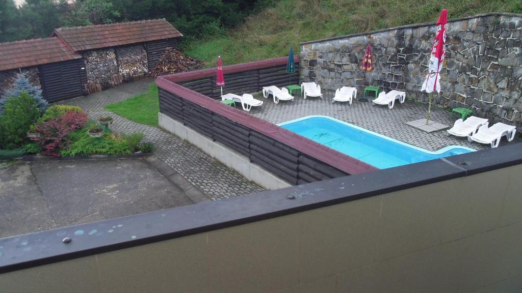 Bazén v ubytování Pension Karolína nebo v jeho okolí