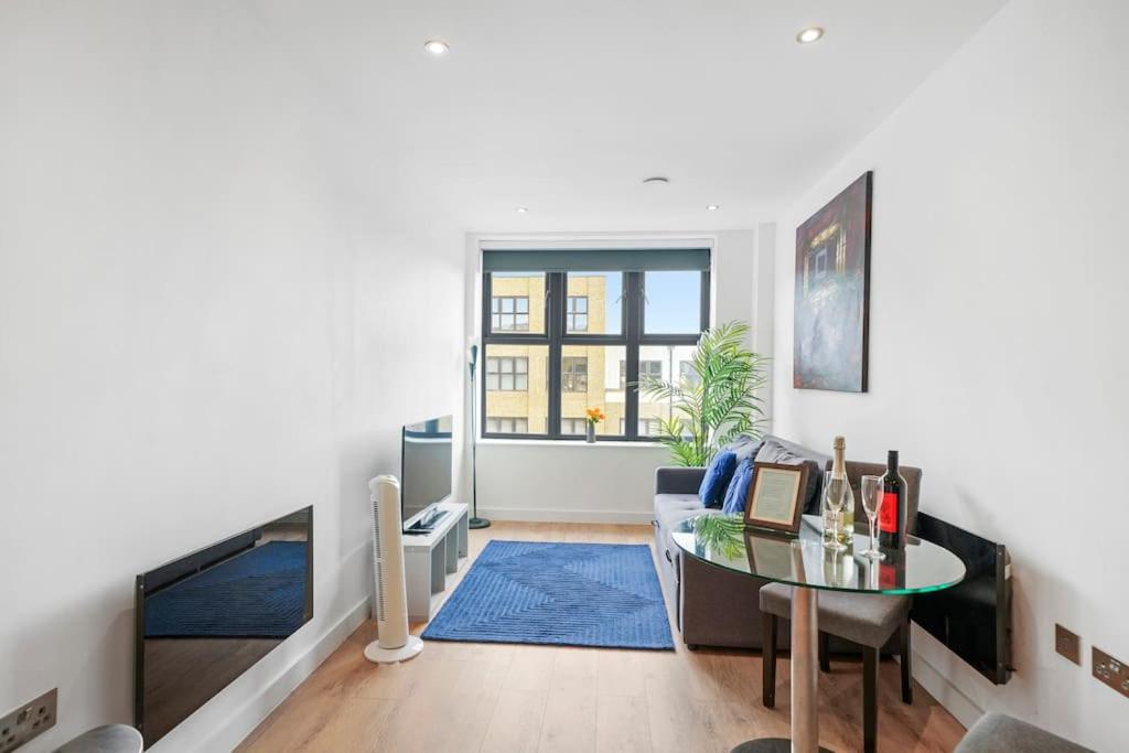 uma sala de estar com uma mesa e um sofá em Stunning, New & Stylish 1 Bed Apartment em Ramsgate