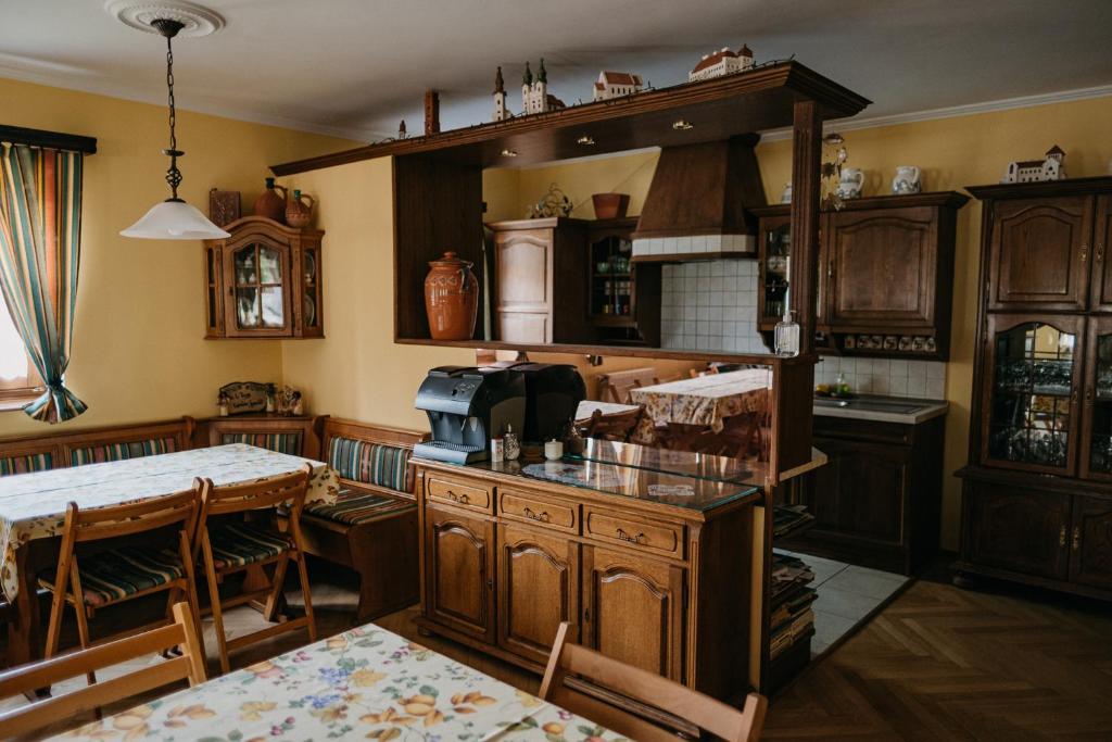Kuchyň nebo kuchyňský kout v ubytování Hemina Vendégház