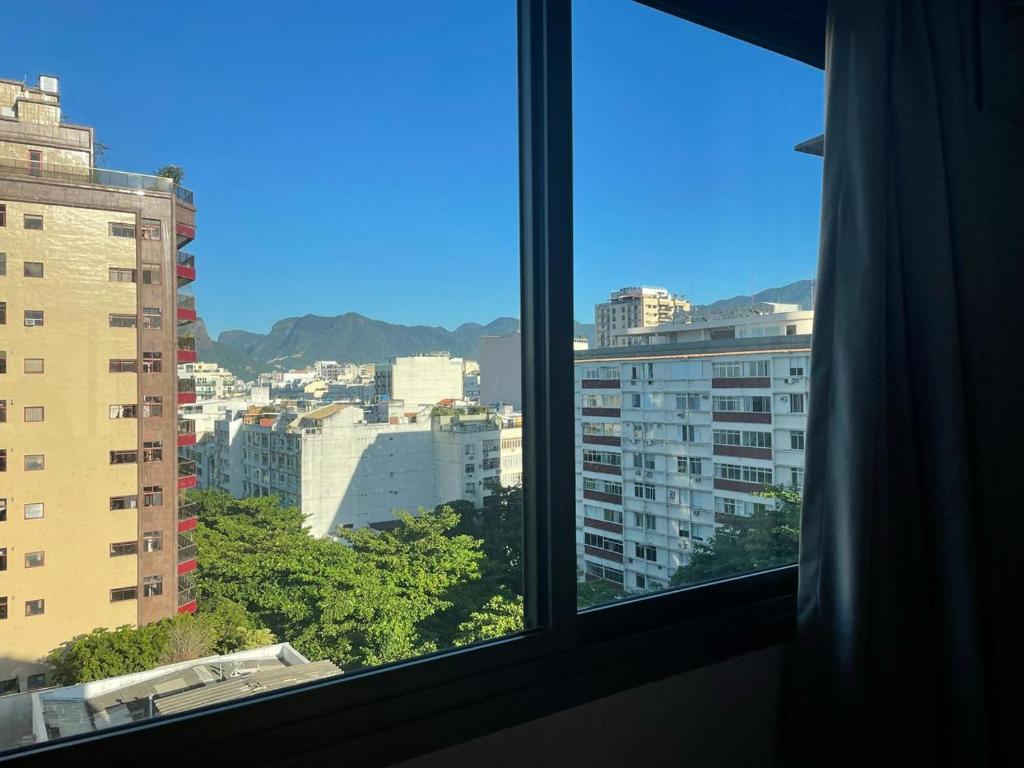 ventana con vistas a la ciudad en Apartamento no melhor lugar de Ipanema (03), en Río de Janeiro