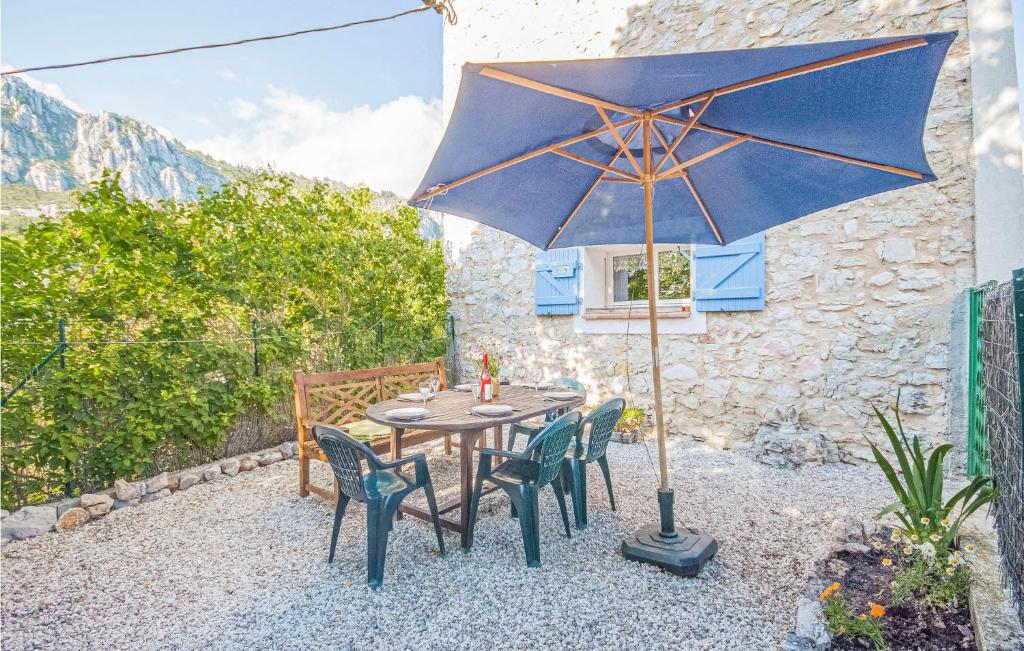 una mesa con sillas y una sombrilla en el patio en Stunning Home In Andon With Kitchen, en Andon