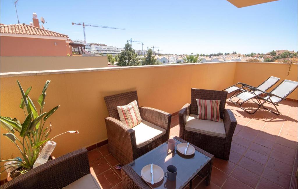 eine Terrasse mit Stühlen und einem Tisch auf dem Balkon in der Unterkunft 2 Bedroom Lovely Apartment In La Cala De Mijas in La Cala de Mijas