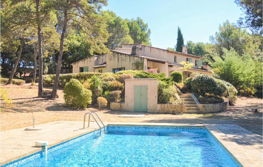 una gran piscina frente a una casa en Pet Friendly Home In La Tour Daigues With Kitchen, en La Tour-dʼAigues