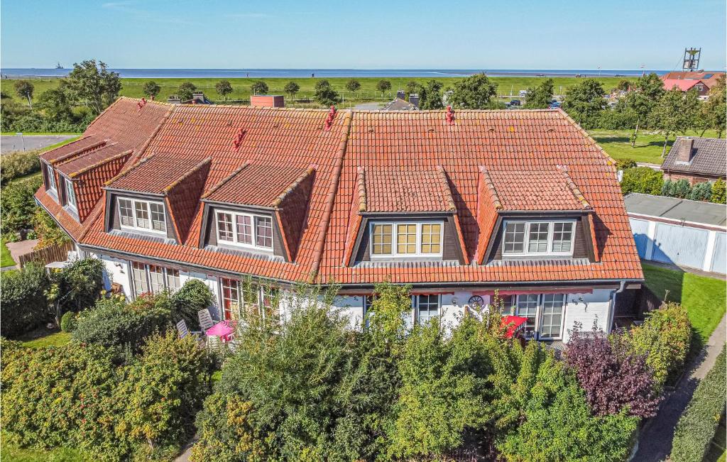 - une vue sur une maison dotée d'un toit orange dans l'établissement Cozy Apartment In Friedrichskoog With Kitchen, à Friedrichskoog