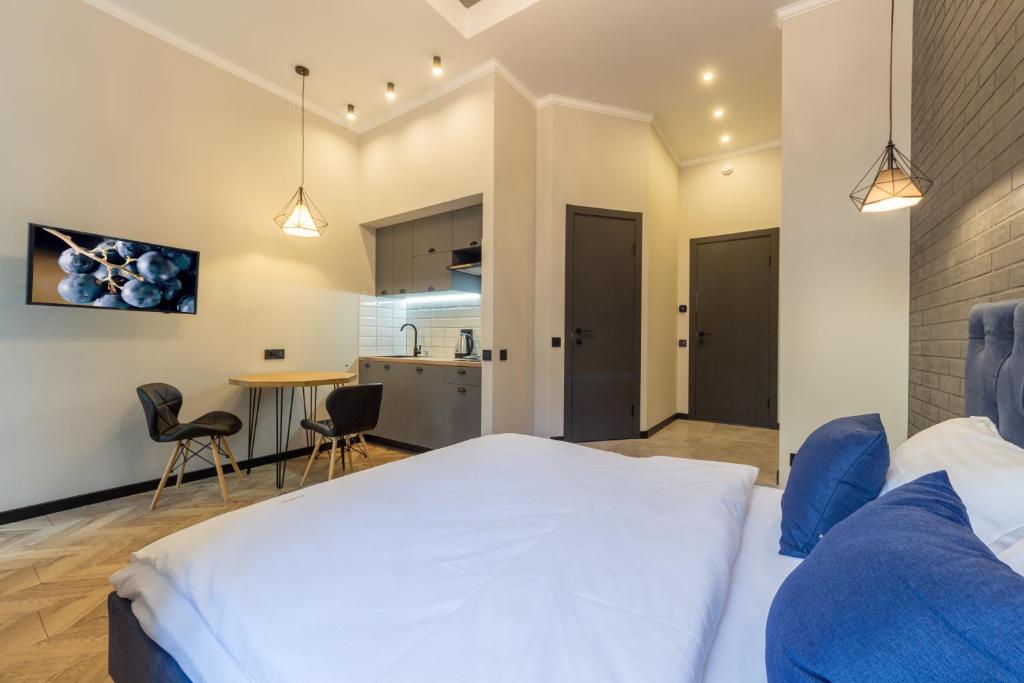 DayFlat Apartments Maidan Area - Loft Apartment With Balcony - Mykhailivska Str. 24V