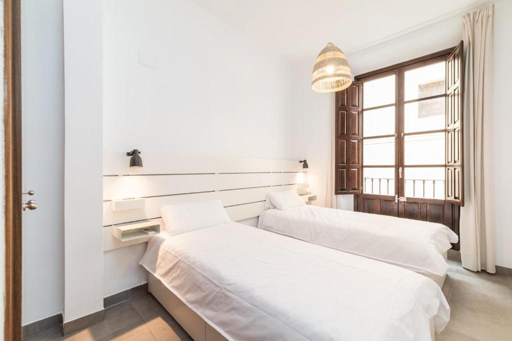Postel nebo postele na pokoji v ubytování Modern Cozy flat in Granada's city centre 1