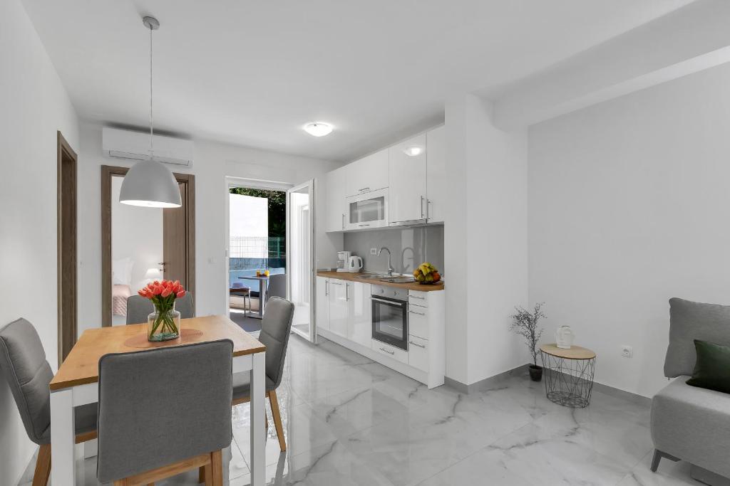 Kuchyňa alebo kuchynka v ubytovaní Central Makarska - Apartments Šantrić