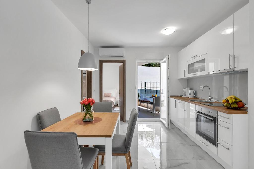 Kuchyňa alebo kuchynka v ubytovaní Central Makarska - Apartments Šantrić