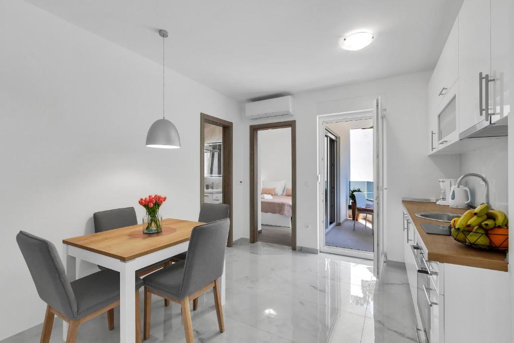 Kuchyňa alebo kuchynka v ubytovaní Central Makarska - Apartments Šantrić