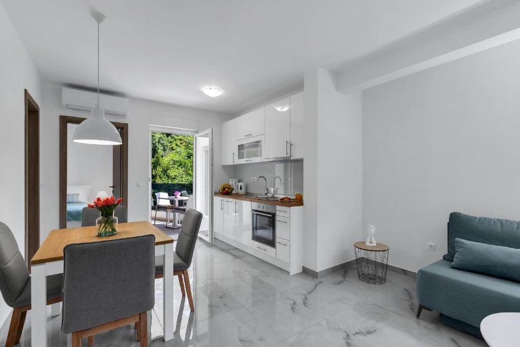 Kuchyňa alebo kuchynka v ubytovaní Central Makarska - Apartments Šantrić