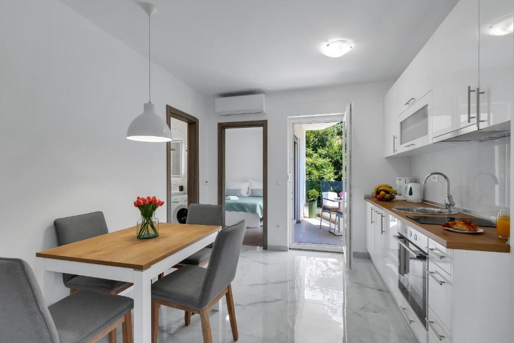 Kuchyňa alebo kuchynka v ubytovaní Central Makarska - Apartments Šantrić