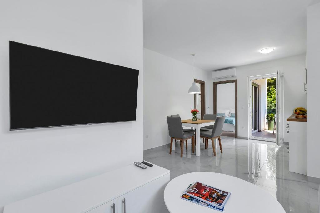 Televízia a/alebo spoločenská miestnosť v ubytovaní Central Makarska - Apartments Šantrić
