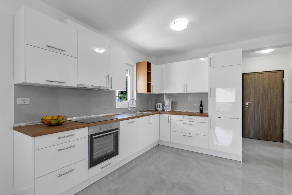 Kuchyňa alebo kuchynka v ubytovaní Central Makarska - Apartments Šantrić