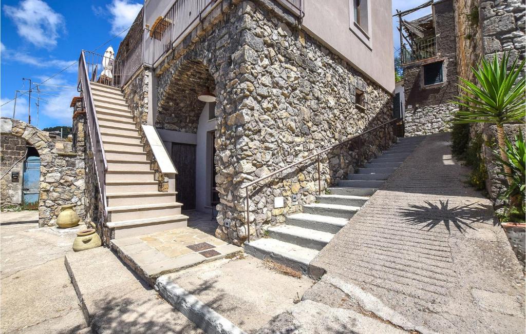 een stenen gebouw met een trap naar een deur bij 1 Bedroom Cozy Apartment In Massa Lubrense in Massa Lubrense