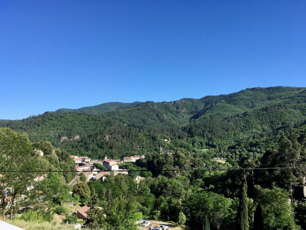 widok na góry wioska w górach w obiekcie Gîte le Tour 45 m2 Cévennes Lozère w mieście Le Collet-de-Dèze