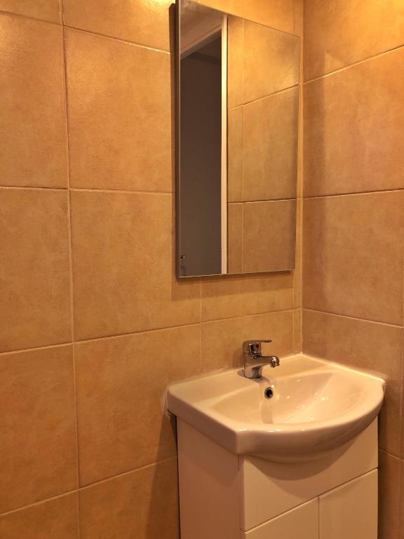 Kúpeľňa v ubytovaní Argo apartment 15min from the airport, 1min from the beach ARTEMIS CITY CENTER