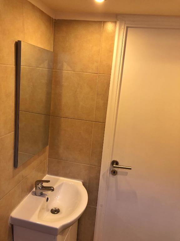 Kúpeľňa v ubytovaní Argo apartment 15min from the airport, 1min from the beach ARTEMIS CITY CENTER