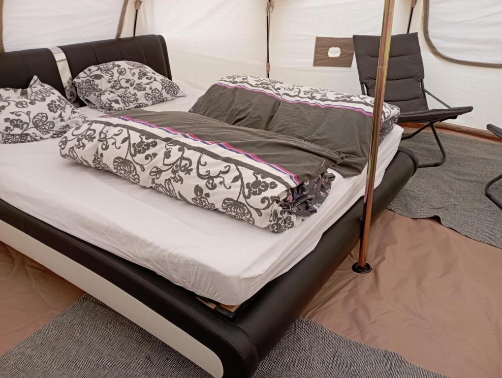 Postel nebo postele na pokoji v ubytování Natuur-like Glamping in Bosland