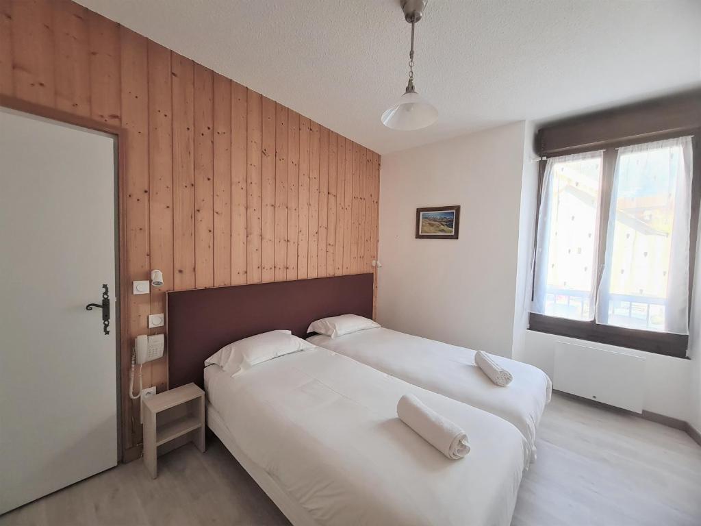 Postel nebo postele na pokoji v ubytování Terminus Hôtel des 3 Vallées