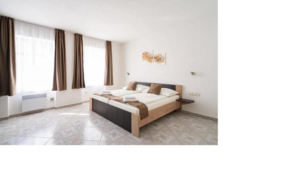 米庫洛夫的住宿－Penzion Kardinal，一间设有床铺的卧室,位于带窗户的房间内