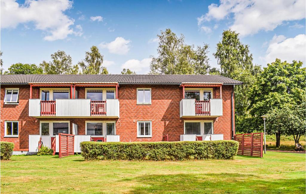 una gran casa de ladrillo rojo con patio en Gorgeous Apartment In Hyltebruk With Kitchen en Hyltebruk