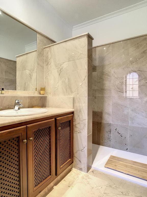 A bathroom at La Manga Club - Las Atalayas 7709