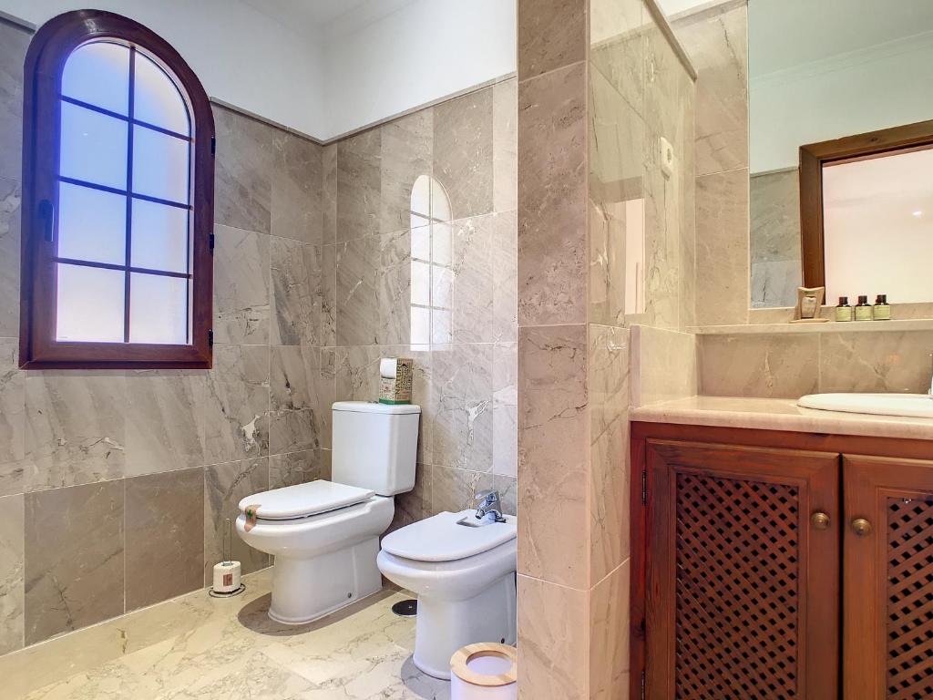 A bathroom at La Manga Club - Las Atalayas 7709