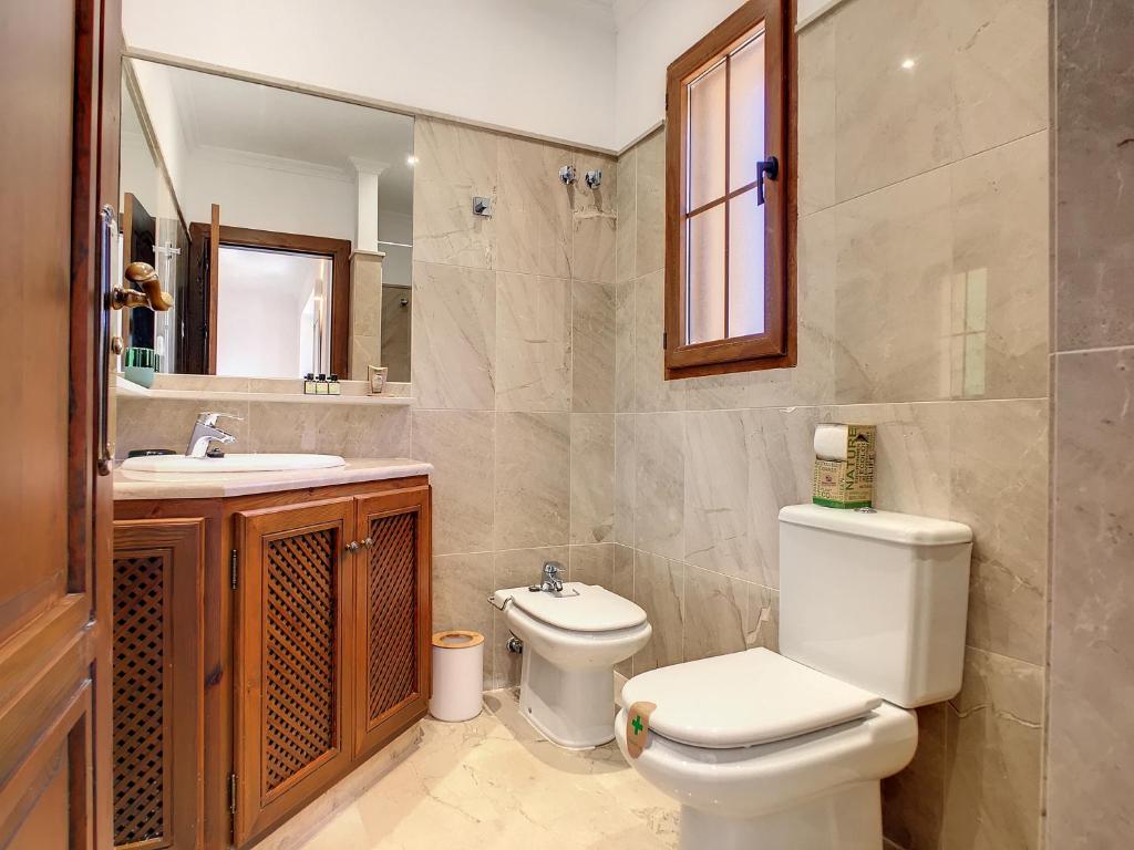 A bathroom at La Manga Club - Las Atalayas 7709