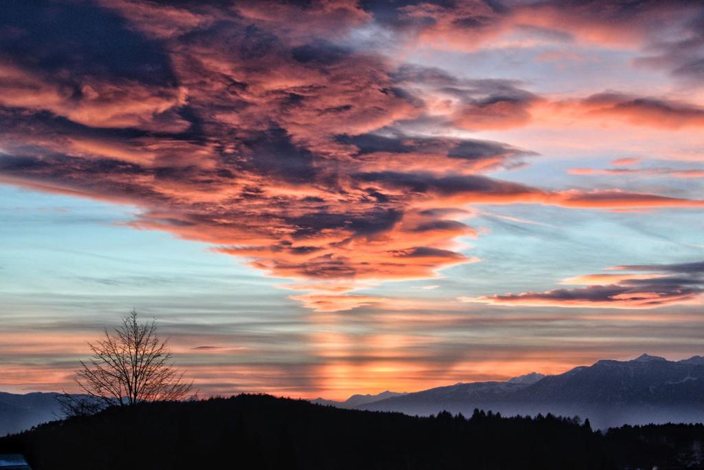 een zonsondergang met een wolkenformatie in de lucht bij Art and Sport Pinè in Baselga di Pinè