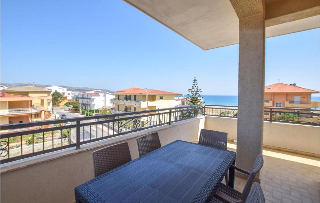 Ein Balkon oder eine Terrasse in der Unterkunft 2 Bedroom Cozy Apartment In Marina Di Strongoli