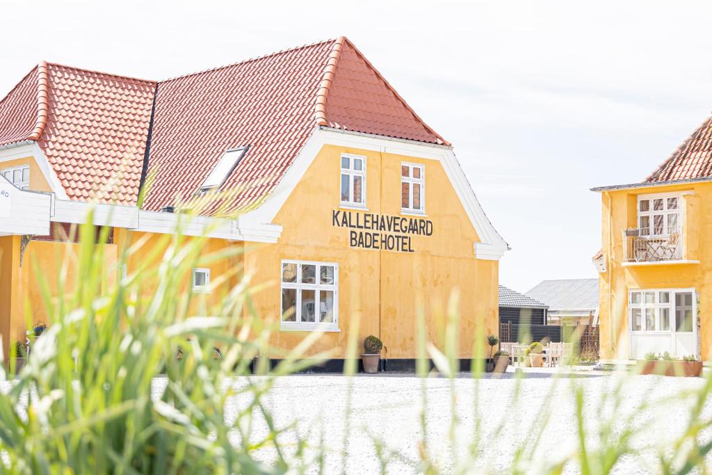 un bâtiment avec un panneau sur son côté dans l'établissement Kallehavegaard Badehotel, à Løkken