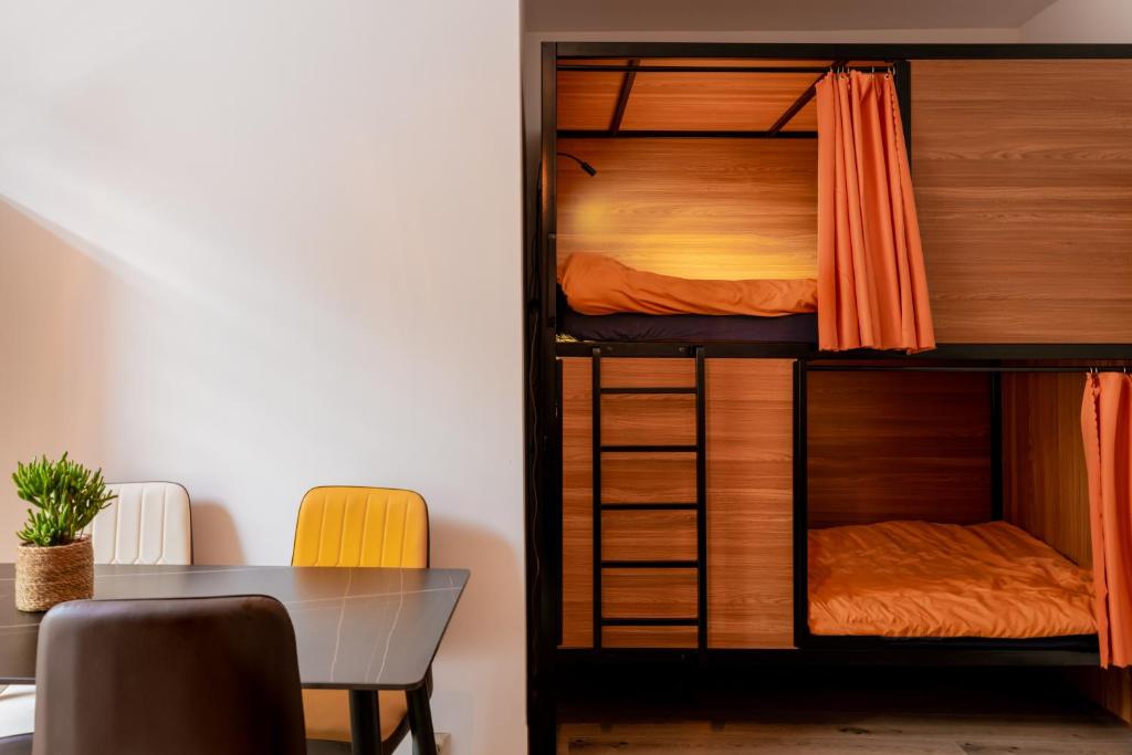 Postel nebo postele na pokoji v ubytování Recharge Hostel
