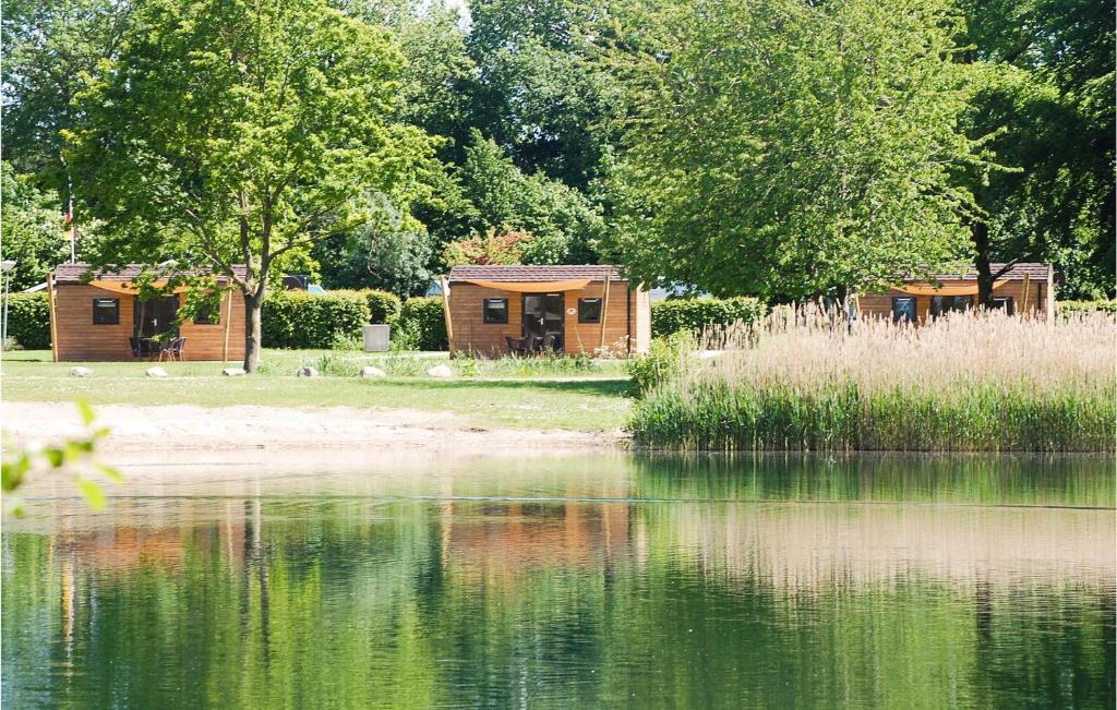 ein paar Gebäude neben einem See in der Unterkunft Nice Home In Ssel With Lake View in Süsel