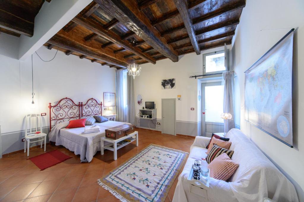 a living room with a bed and a couch at B&B La Polinnia in Bagnoregio