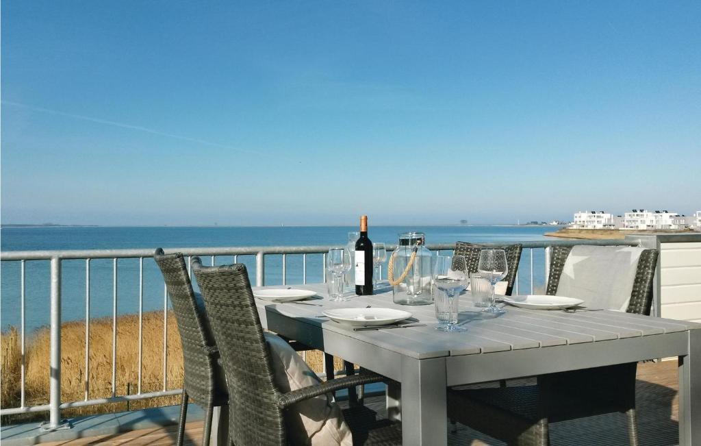 奧本尼茲的住宿－Mareby，阳台上的桌子上摆放着一瓶葡萄酒和玻璃杯