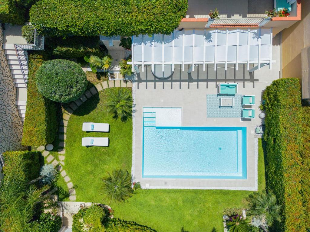 una vista aérea de una piscina en un patio en Villa Mastrissa Taormina, en Taormina