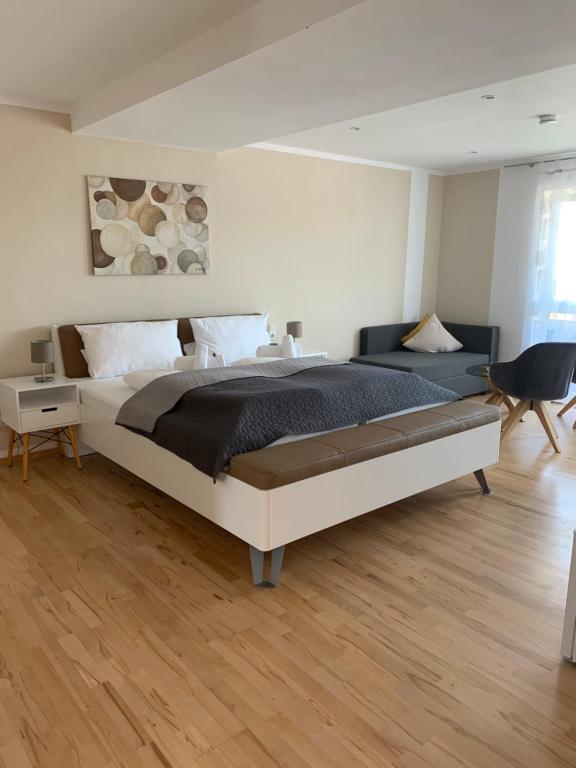 Postel nebo postele na pokoji v ubytování HGH - Hotel Garni Helbig