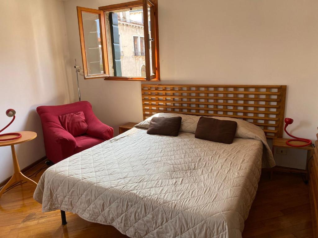 Anzolo Palace - Rooms & Apartments - Studio With Canal View - Separate Building