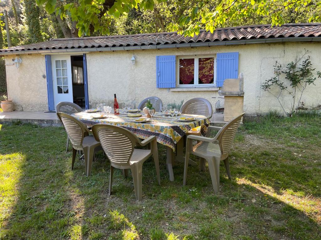 a table and chairs in front of a house at Gîte en Drôme provençale in Les Granges-Gontardes