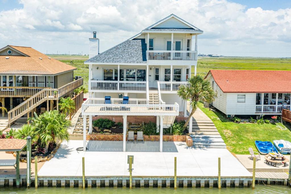 Beautiful House in Freeport on Deep Water Canal - Housity