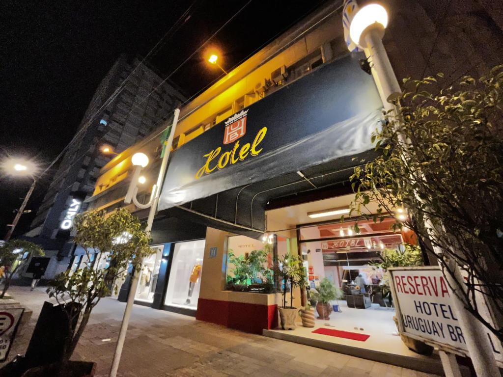 una tienda de gelatinas en una calle de la ciudad por la noche en Hotel Uruguay Brasil en Rivera