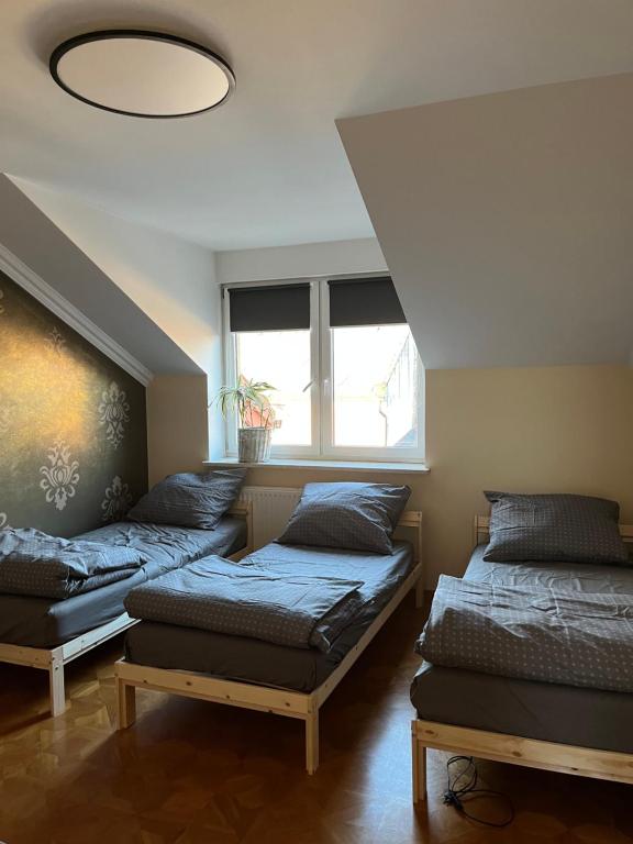 Ένα ή περισσότερα κρεβάτια σε δωμάτιο στο Apartament Batorego