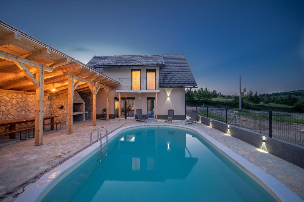 PlaškiにあるVilla Nesa - beautiful guest house at continental Croatia with Outdoor swimming pool, Sauna and 3 Bedroomsの家の前のスイミングプール