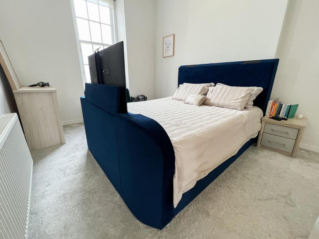 2-Bed Modern City Centre Apartment