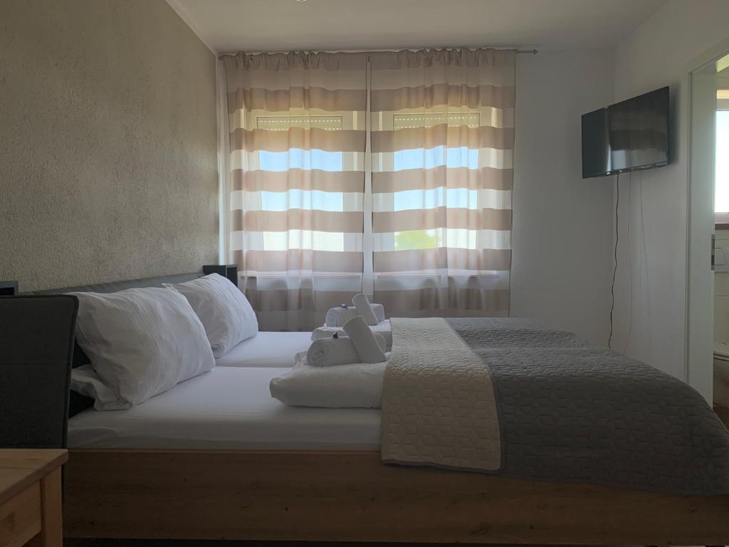 Postel nebo postele na pokoji v ubytování HGH - Hotel Garni Helbig