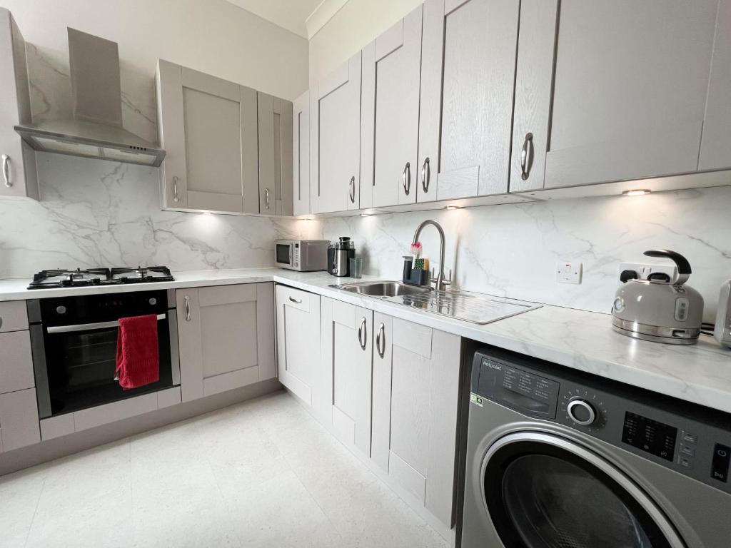 2-Bed Modern City Centre Apartment
